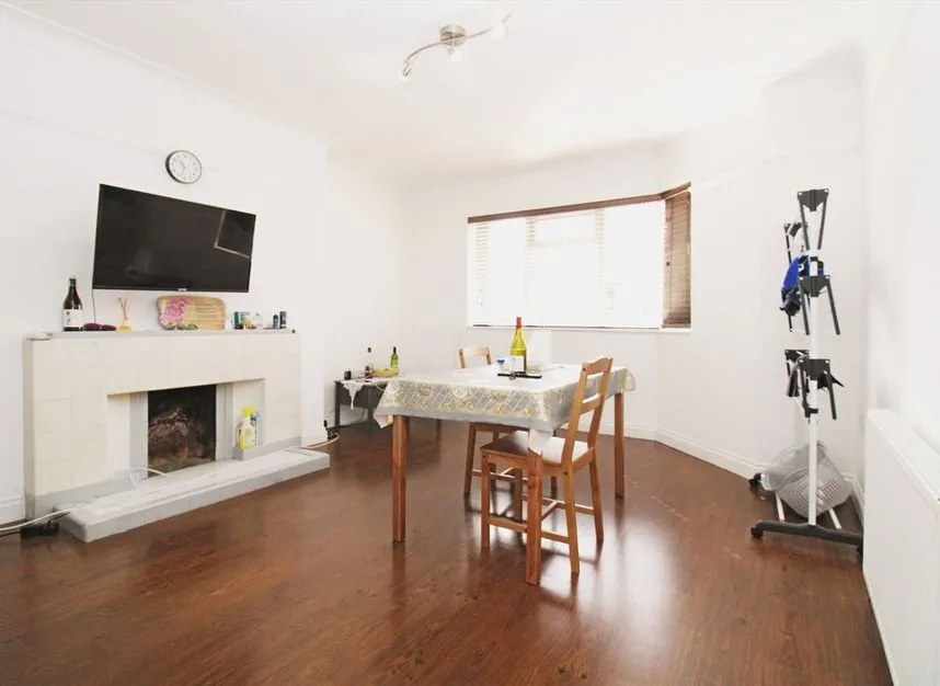 Vale Court, Acton, W3, photo 2