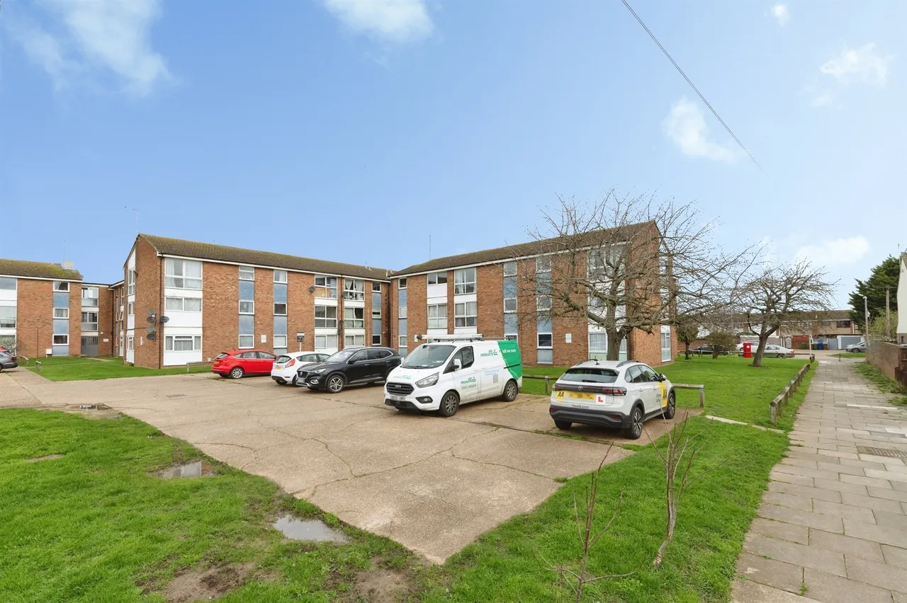 Coronation Avenue, East Tilbury, Tilbury, photo 11