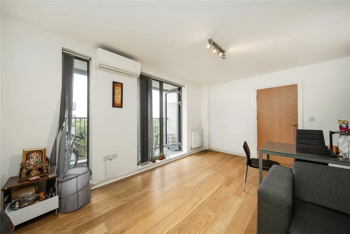 Charcot Road, Colindale, photo 2