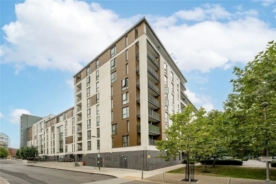 3 bed flat to rent — Charcot Road, Colindale