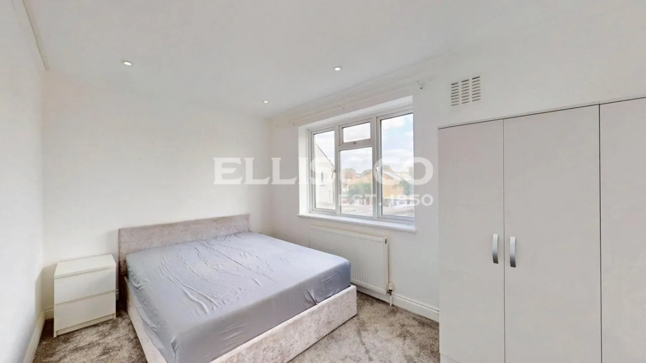 Thorn Close, Northolt, UB5, photo 3