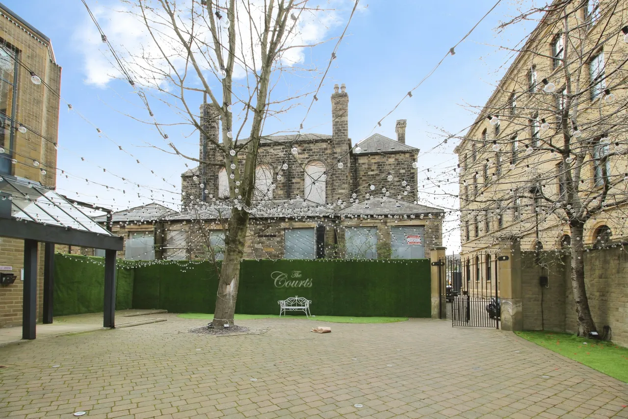Wellington Street, Dewsbury, WF13, photo 2