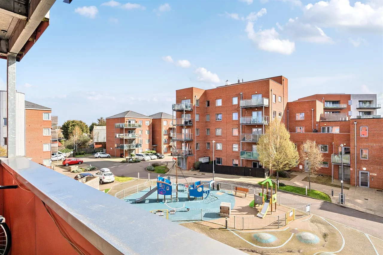 SERPENTINE CLOSE, Romford, Essex RM6 4EY, photo 6