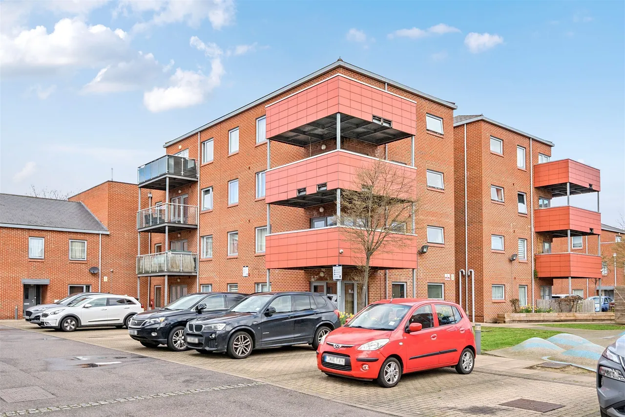 2 bed flat for sale — SERPENTINE CLOSE, Romford, Essex RM6 4EY