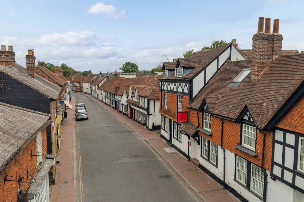 High Street, HP16, photo 13