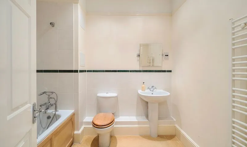 Horton Crescent, Epsom, KT19, photo 14