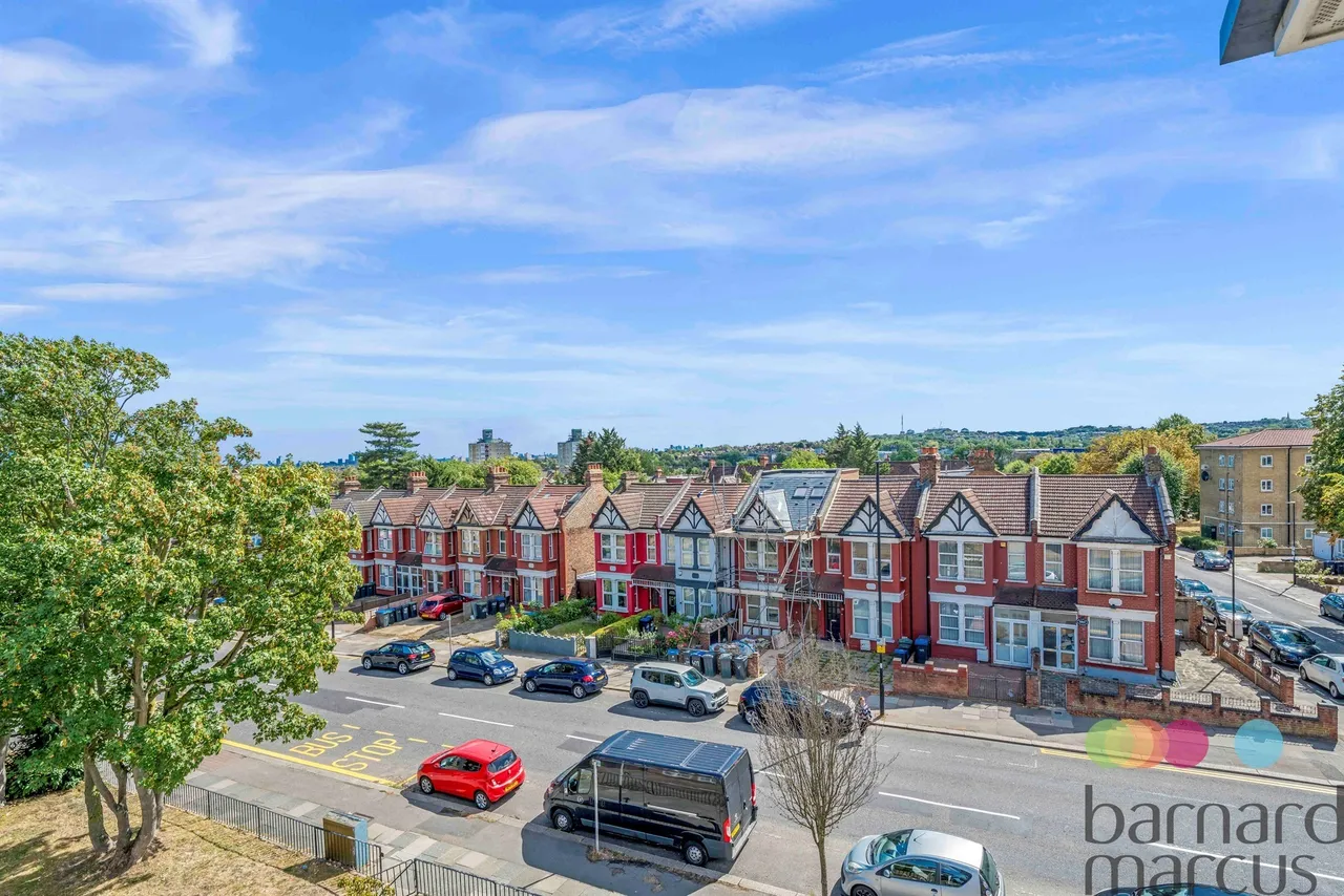 Bowes Road, London, N11, photo 11