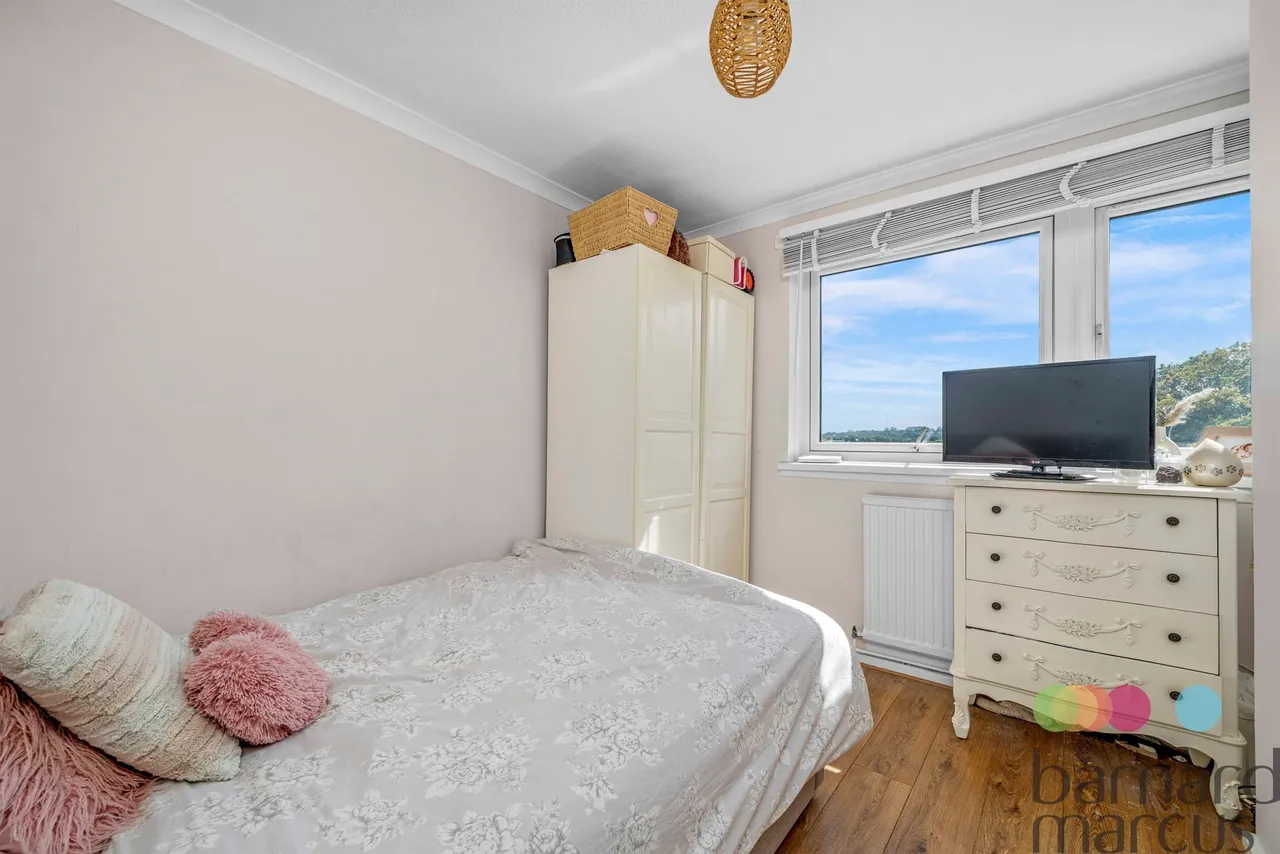Bowes Road, London, N11, photo 13