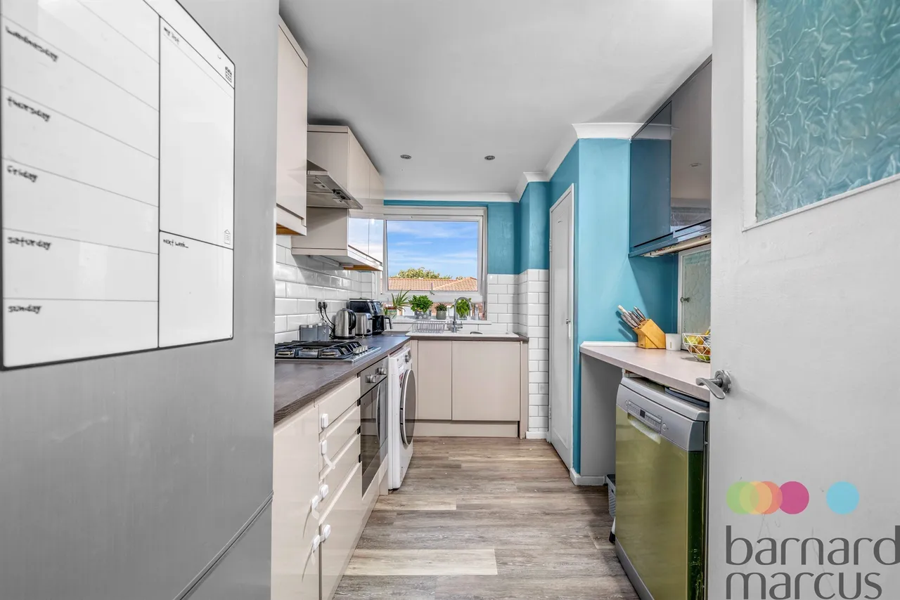 Bowes Road, London, N11, photo 2