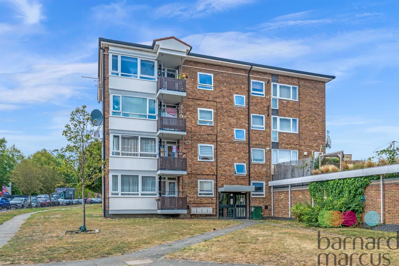 3 bed flat for sale, Bowes Road, London, N11