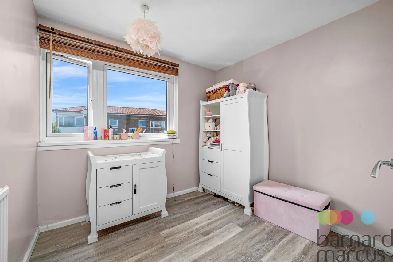 Bowes Road, London, N11, photo 10