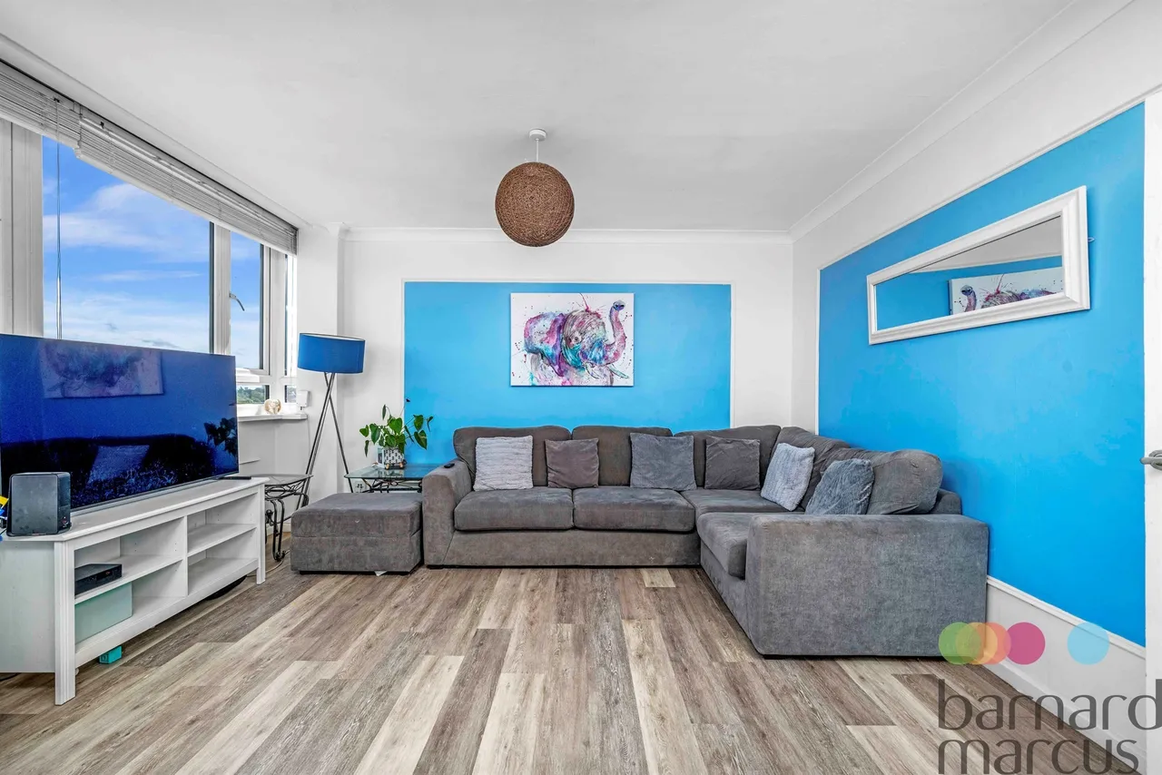 Bowes Road, London, N11, photo 15
