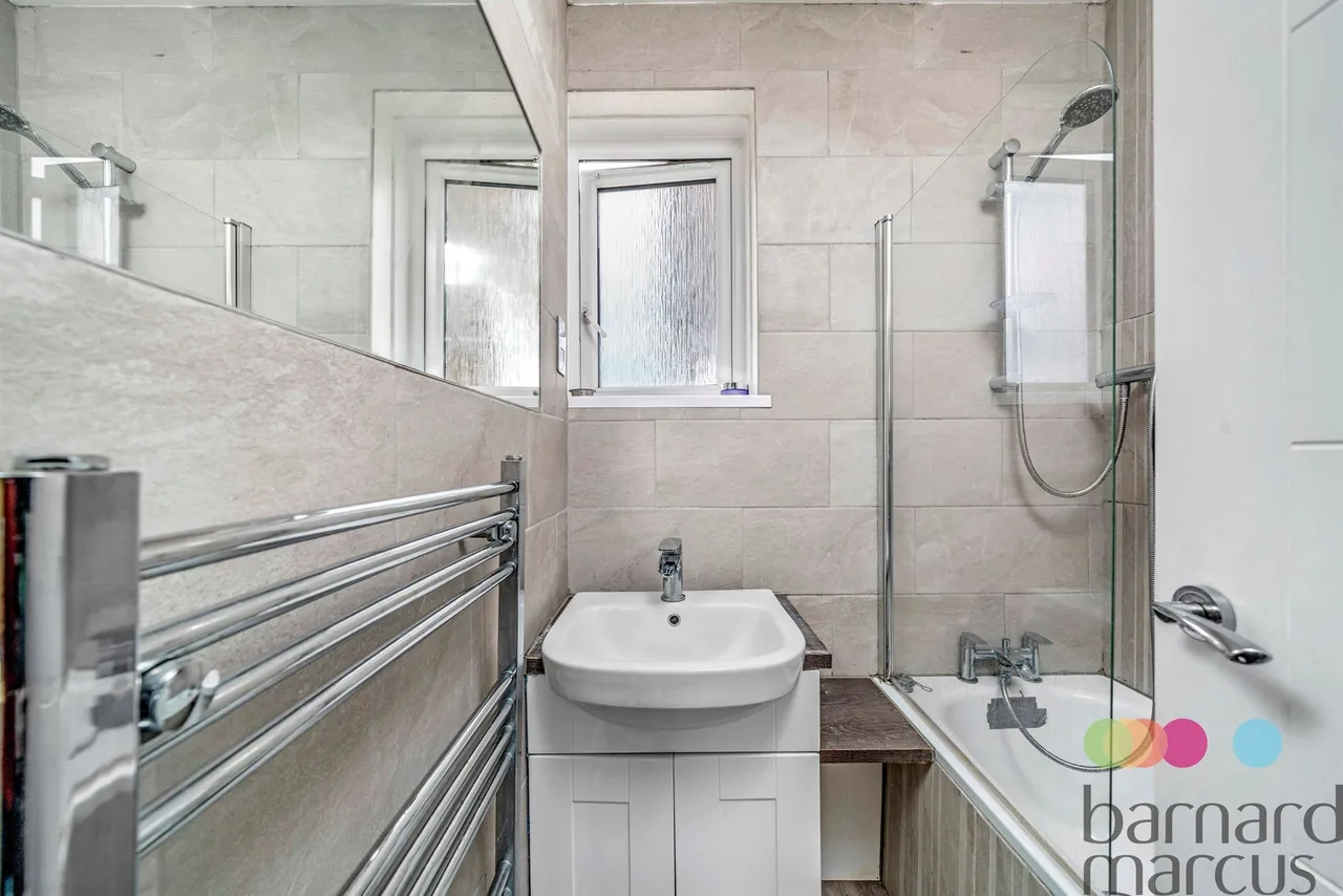 Bowes Road, London, N11, photo 8