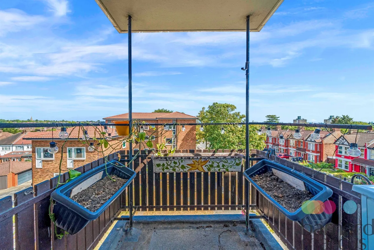 Bowes Road, London, N11, photo 4