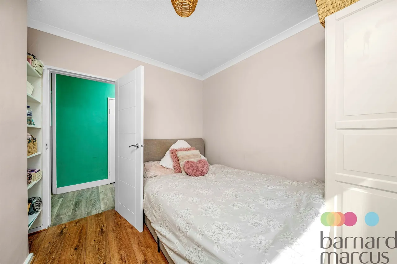 Bowes Road, London, N11, photo 12