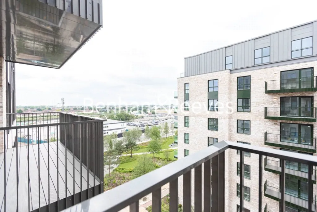 Greenleaf Walk, Southall, UB1, photo 9