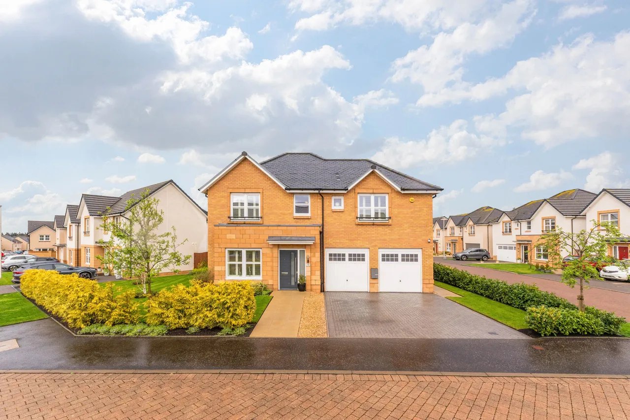 4 bed house for sale, Shiel Hall Crescent, Rosewell, EH24
