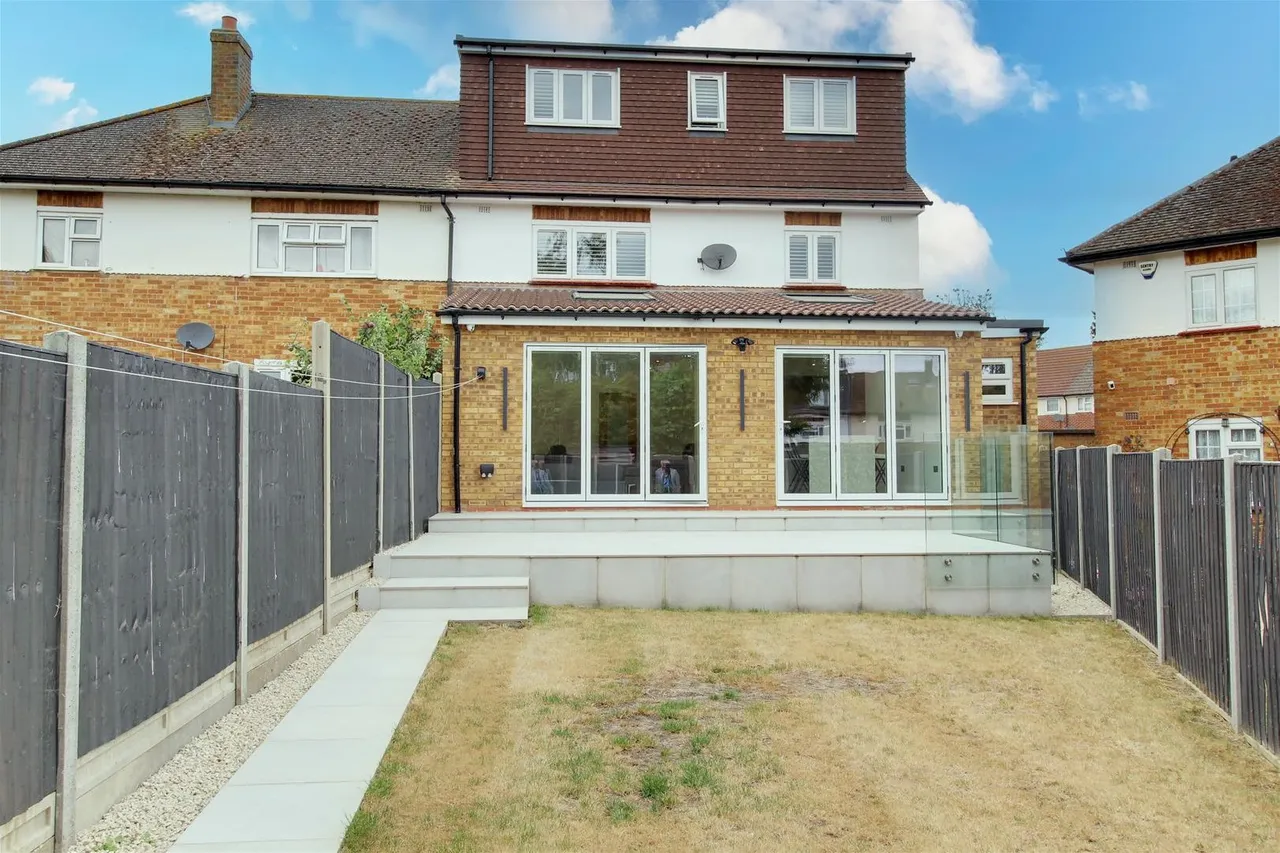 Rushfield, Potters Bar, Hertfordshire EN6 3HN, photo 25