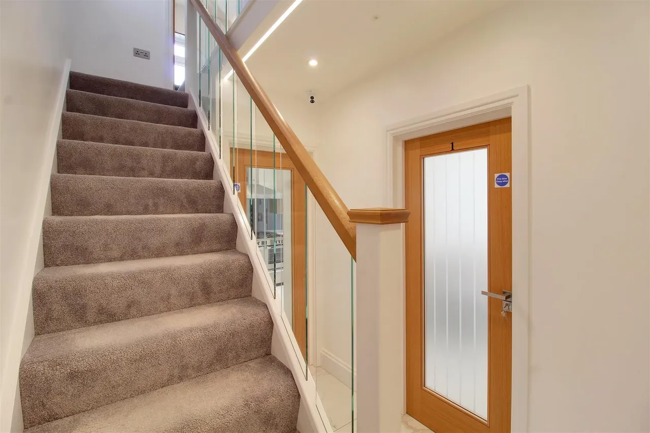 Rushfield, Potters Bar, Hertfordshire EN6 3HN, photo 5