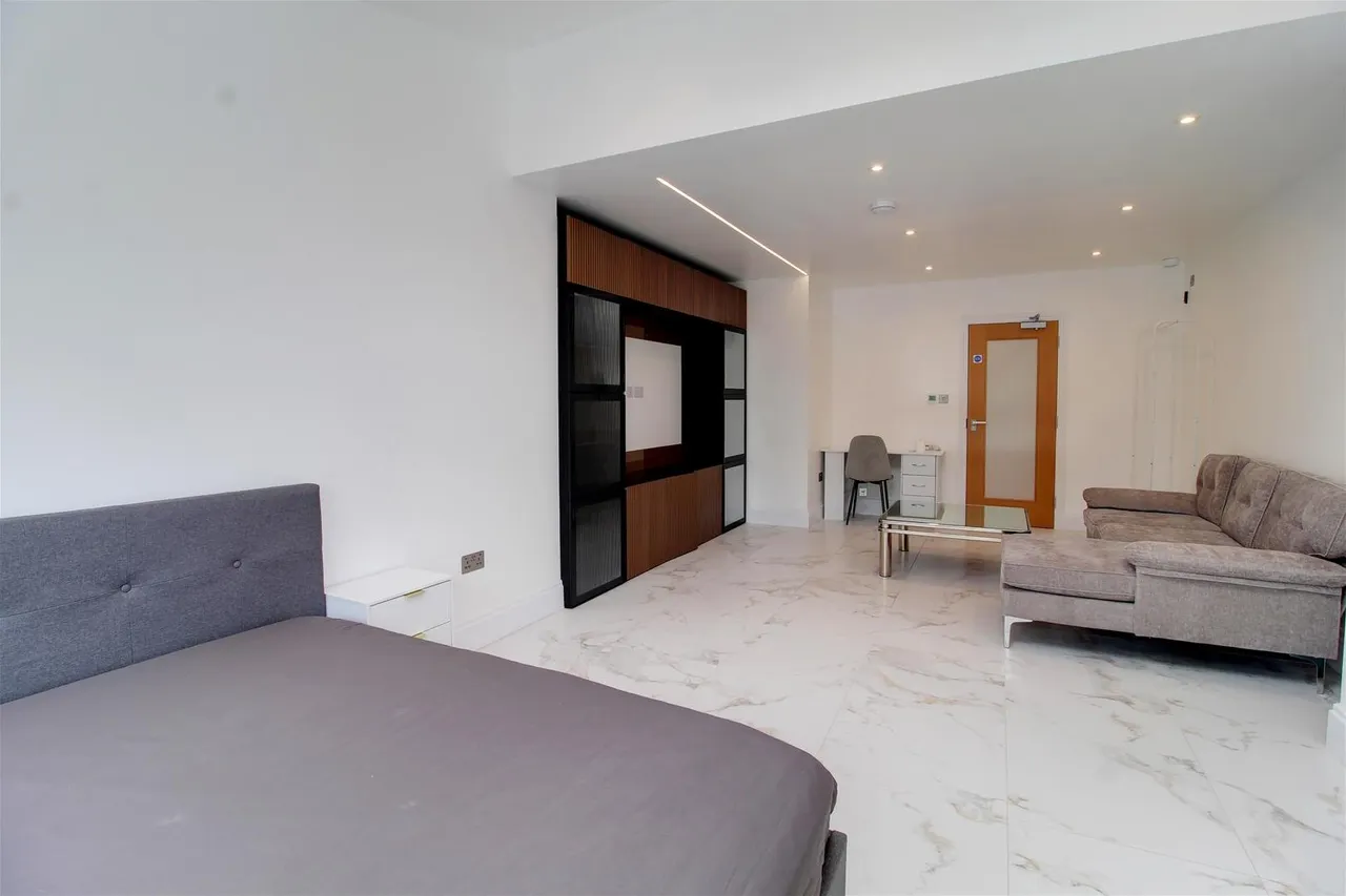 Rushfield, Potters Bar, Hertfordshire EN6 3HN, photo 13