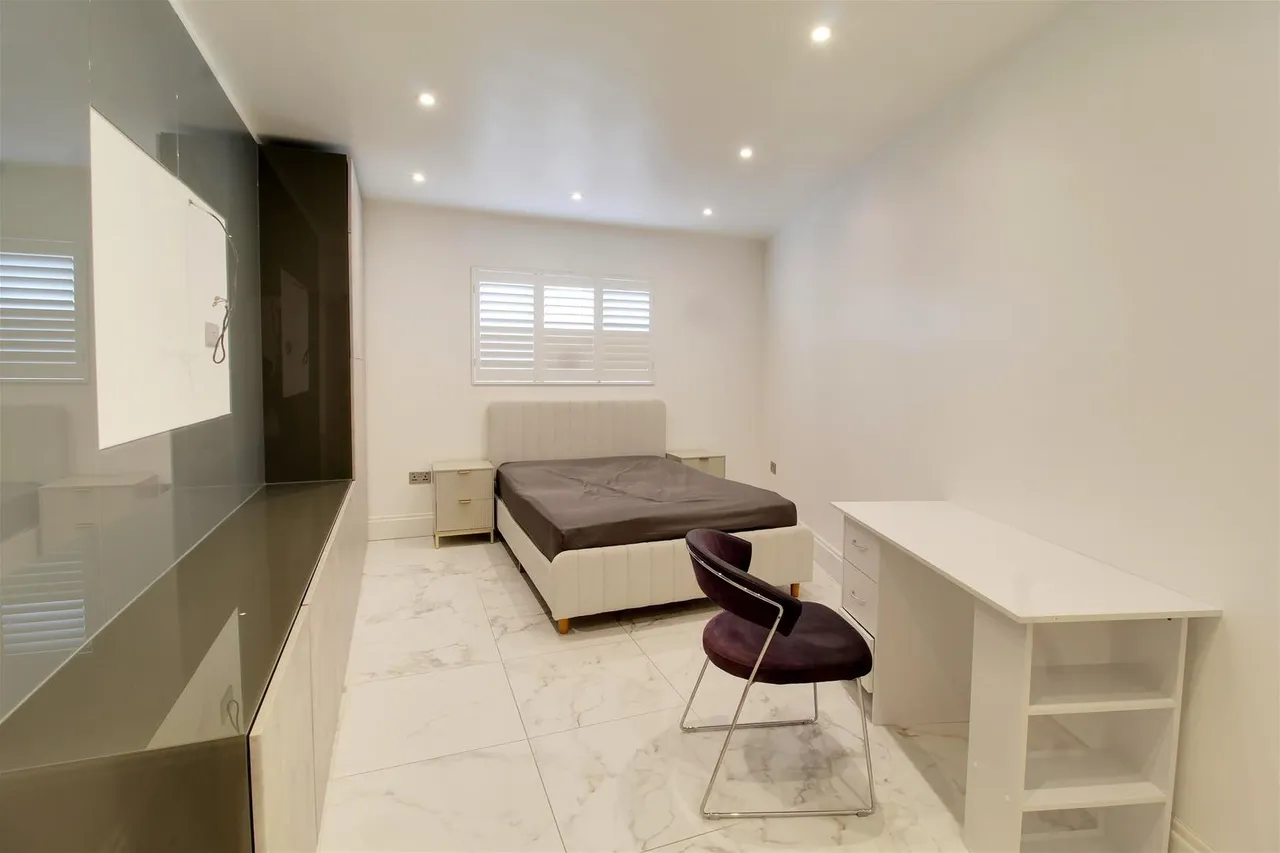 Rushfield, Potters Bar, Hertfordshire EN6 3HN, photo 16