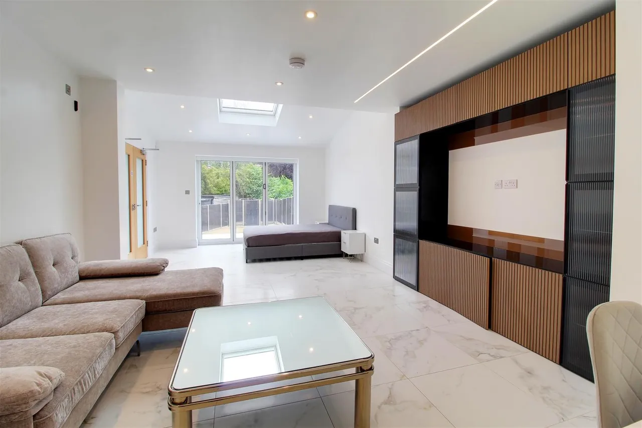 Rushfield, Potters Bar, Hertfordshire EN6 3HN, photo 2