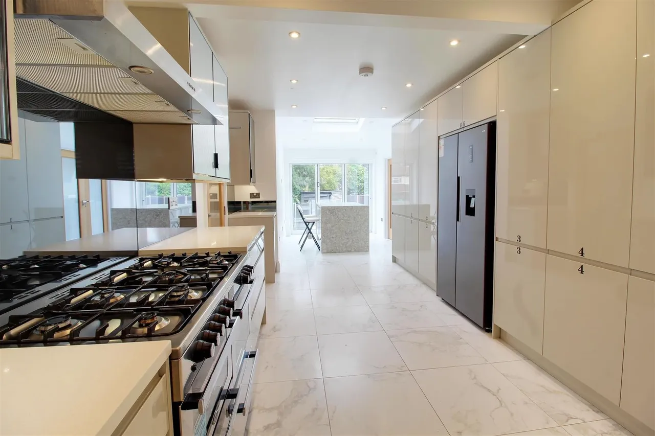 Rushfield, Potters Bar, Hertfordshire EN6 3HN, photo 15