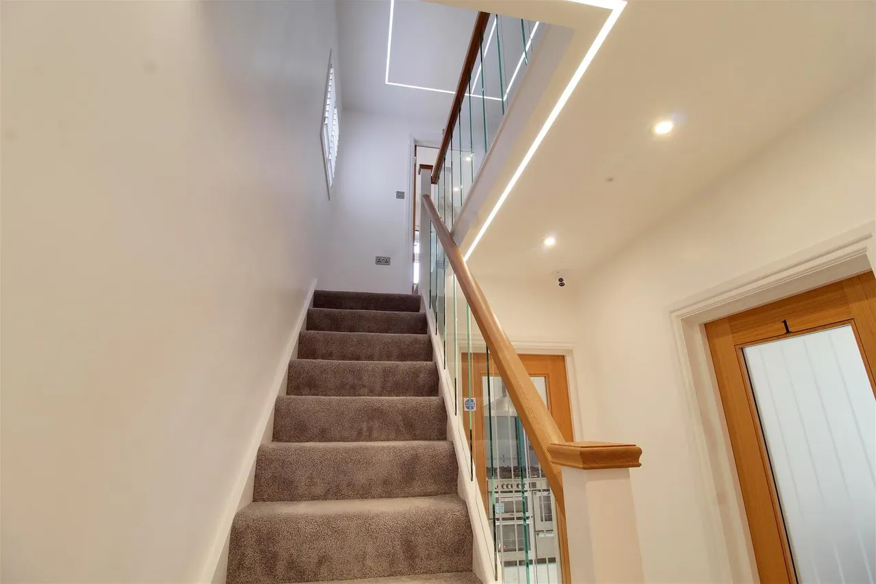 Rushfield, Potters Bar, Hertfordshire EN6 3HN, photo 11