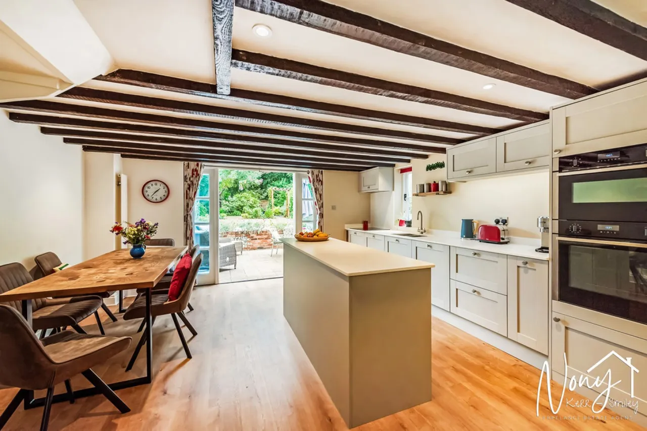 Avington Park Lane, Easton, photo 2