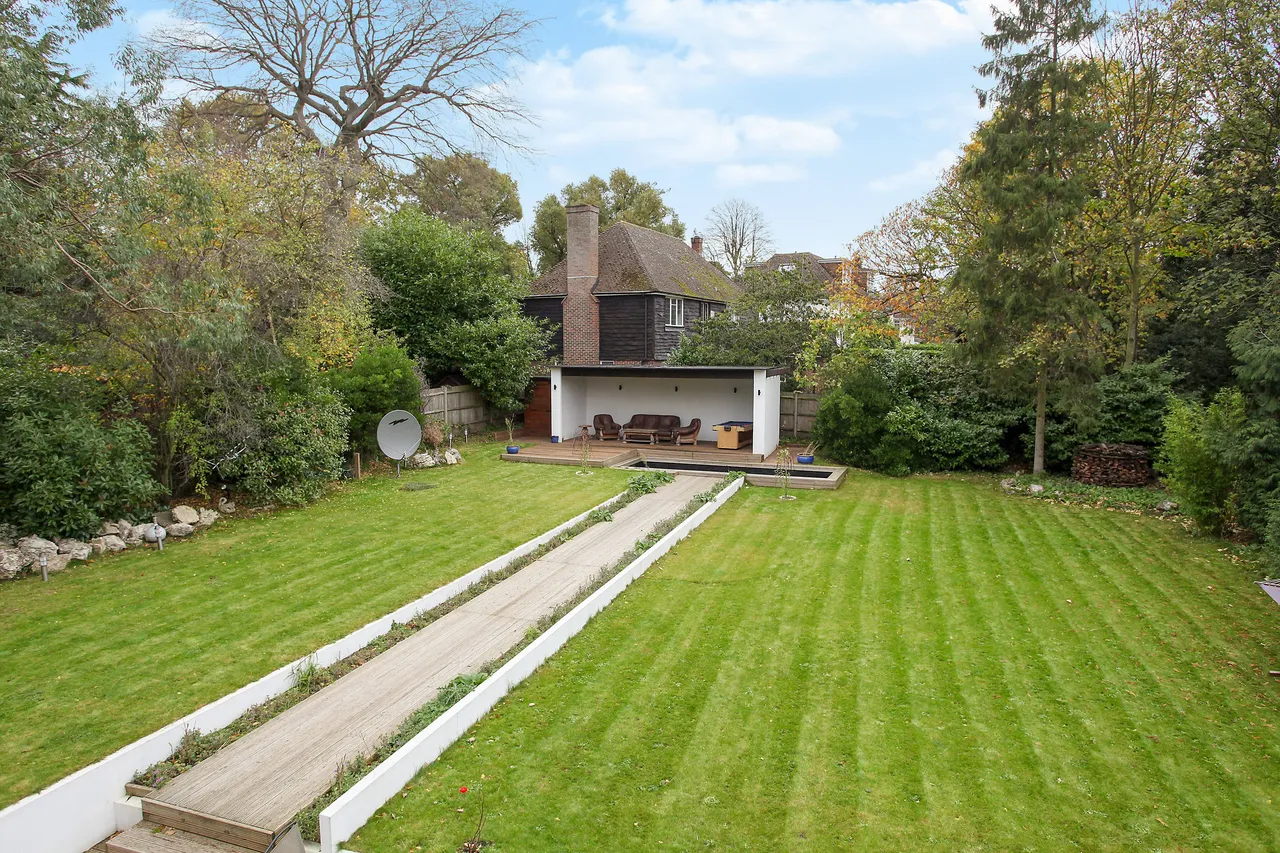 Coombe End Cottage, Warren Road, Kingston upon Thames, photo 3