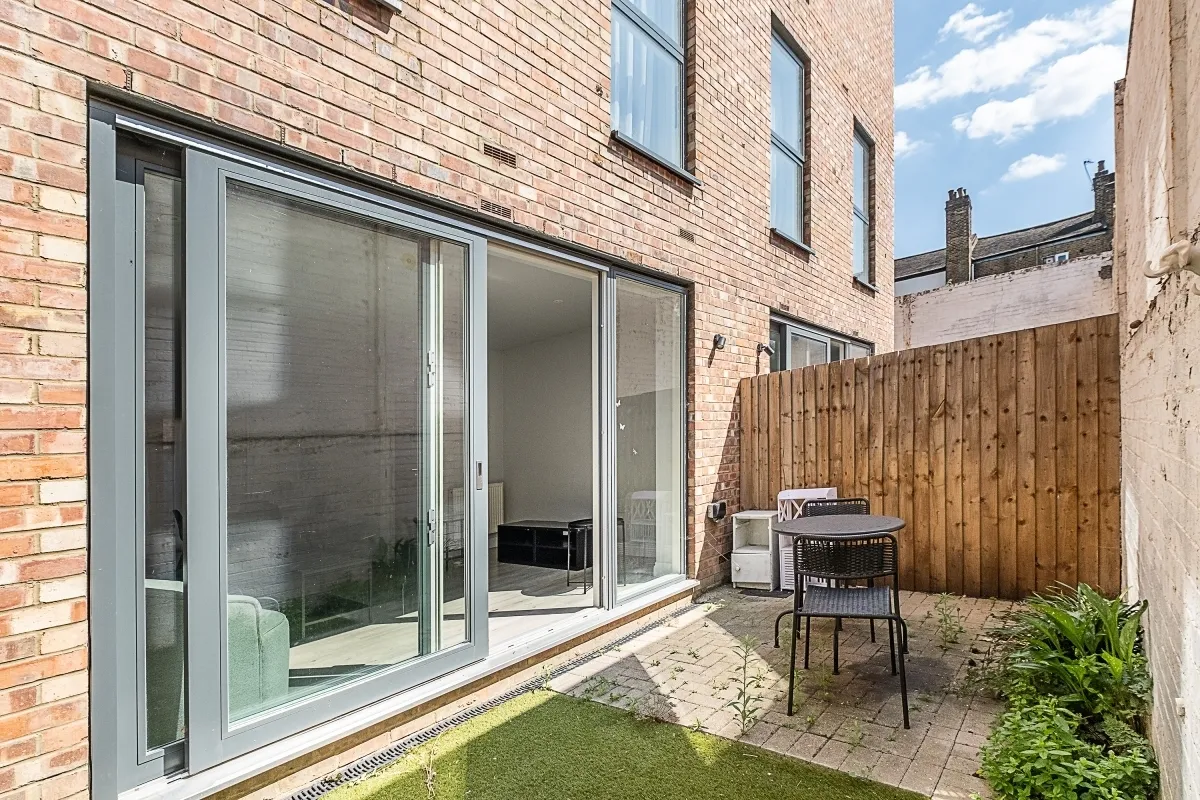 Wells Walk, E7, photo 6