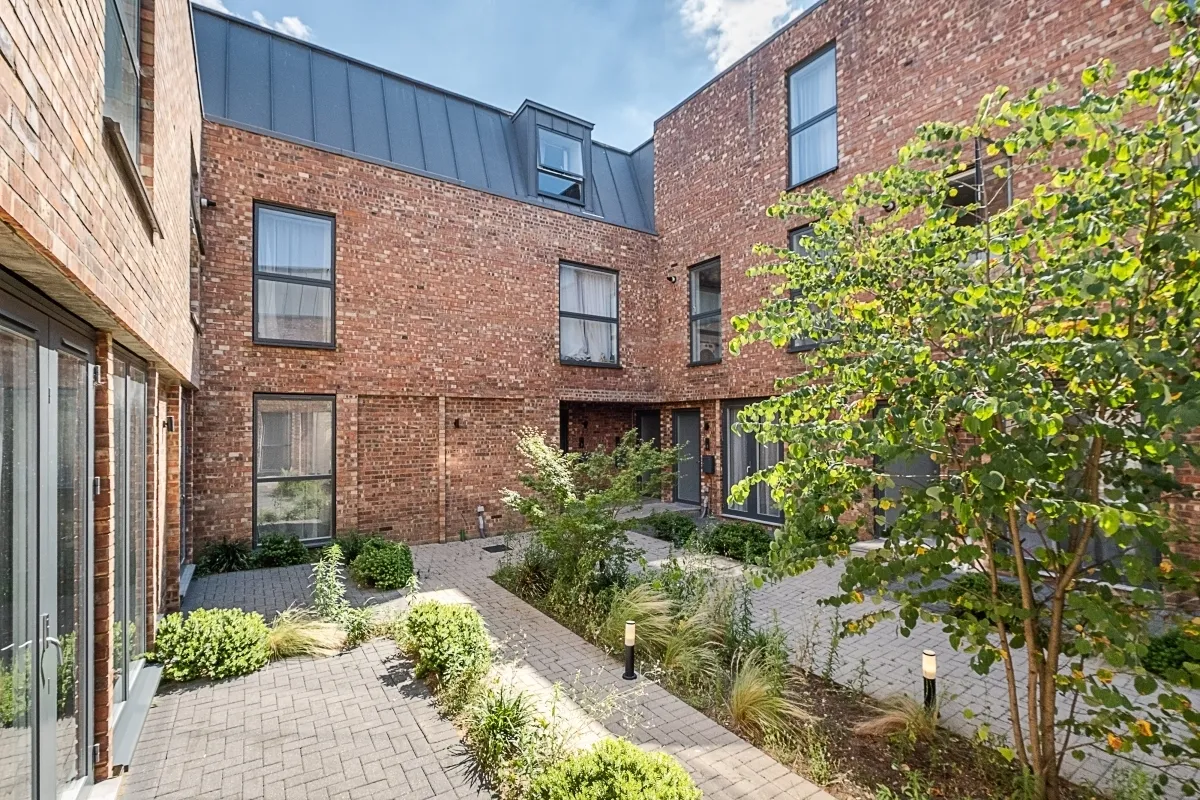 Wells Walk, E7, photo 3
