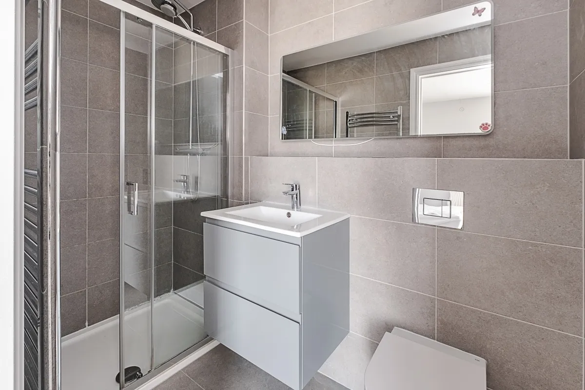 Wells Walk, E7, photo 11