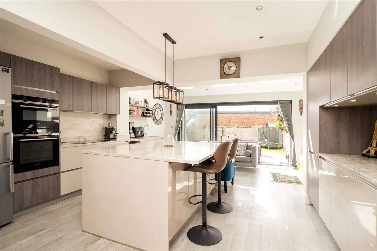 Lower Downs Road, Raynes Park, Wimbledon, SW20 8QQ, photo 2