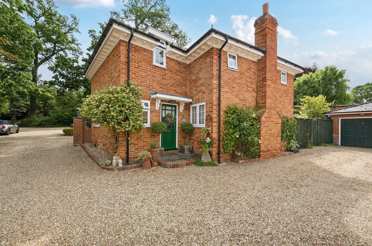 3 bed house for sale — Barkham Manor, Barkham, Wokingham, Berkshire, RG41 4DQ