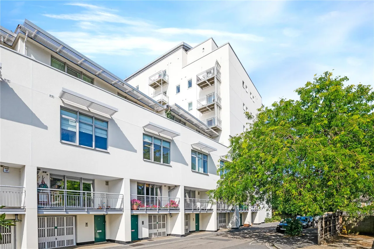 2 bed flat for sale — Vineyard Path, London, SW14