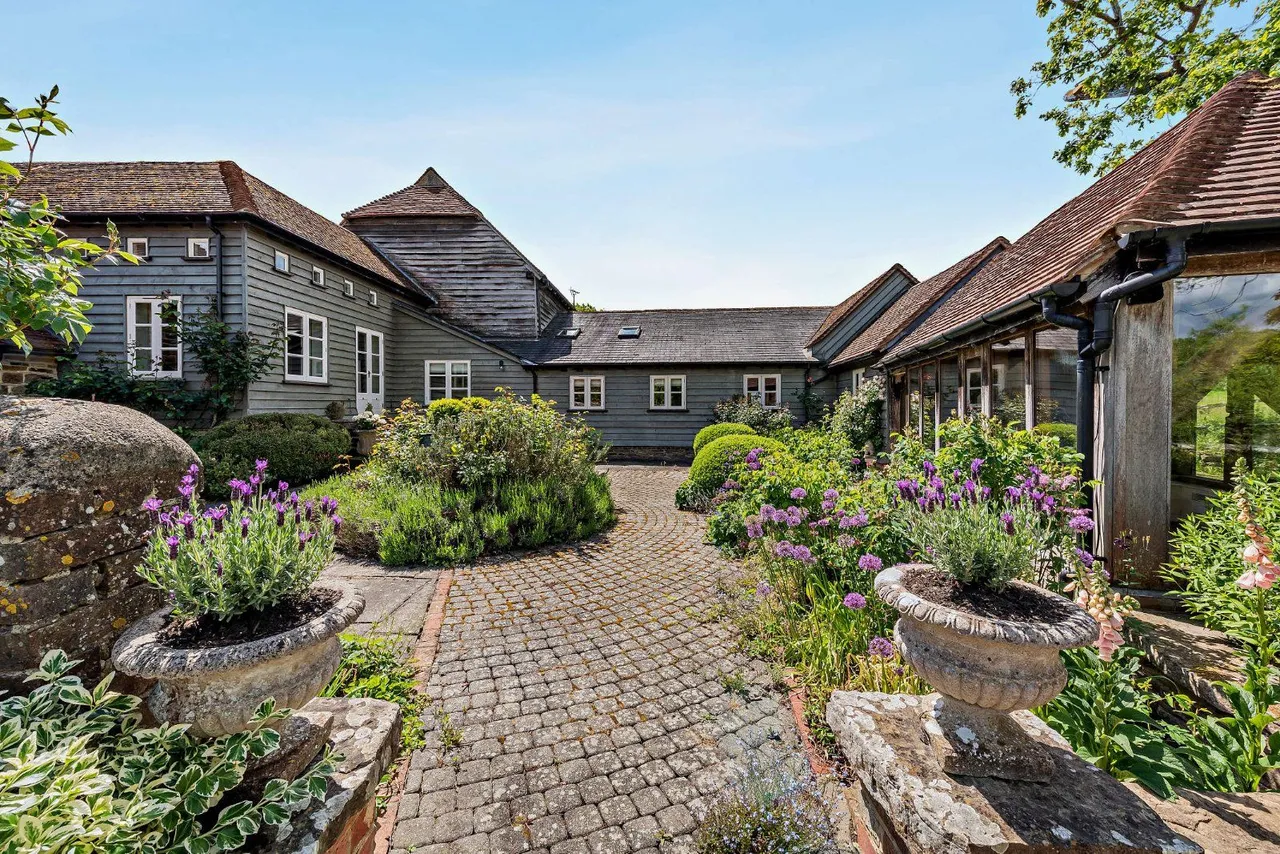 Lyons Road, Slinfold, Horsham, West Sussex, RH13 0QT, photo 2