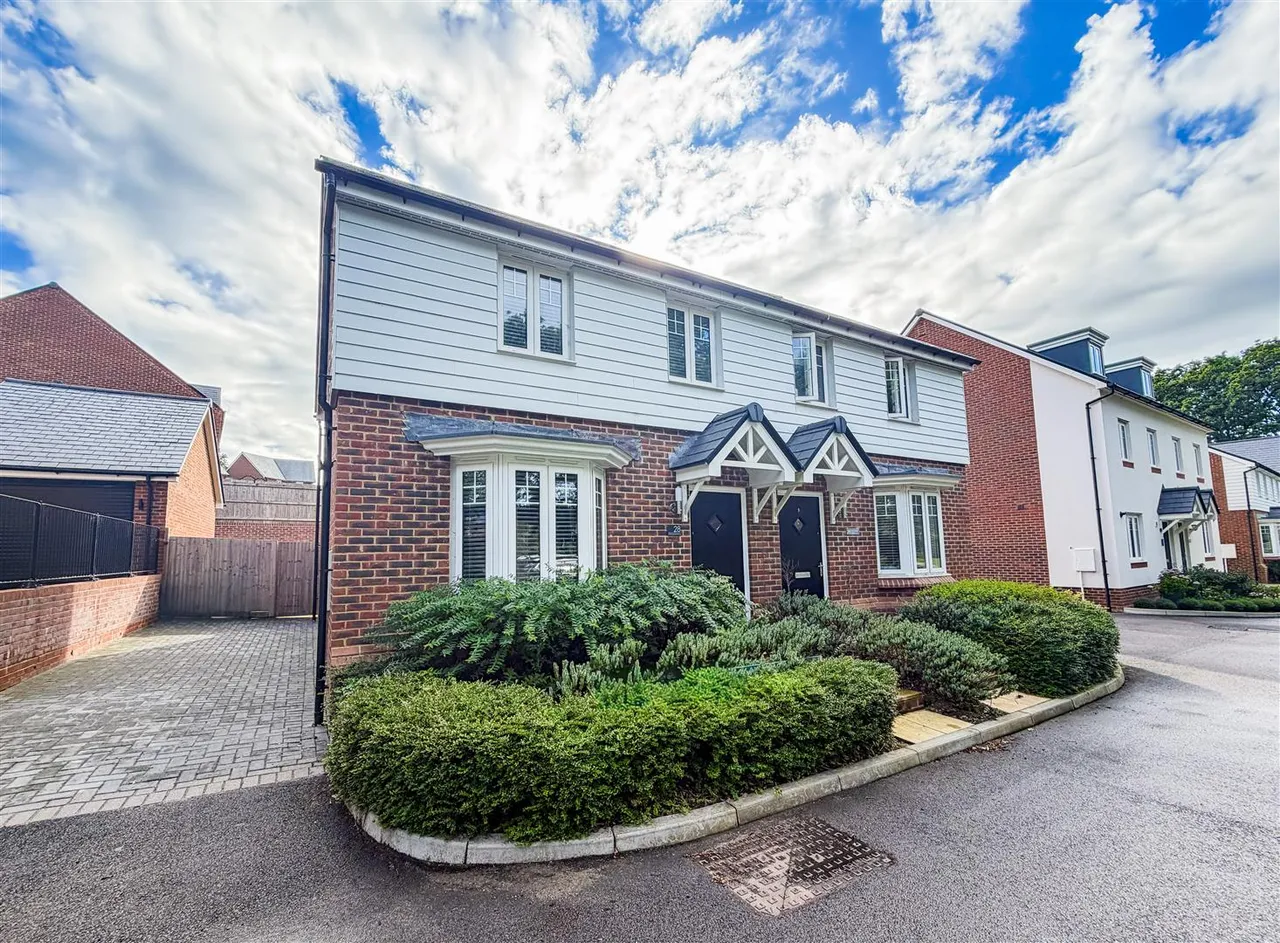 3 bed house to rent — Gracelands Drive, Bexhill-On-Sea, East Sussex, TN39 4FZ