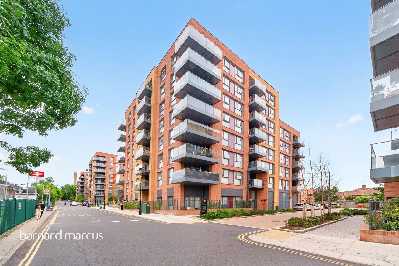2 bed flat for sale — Copley Close, London