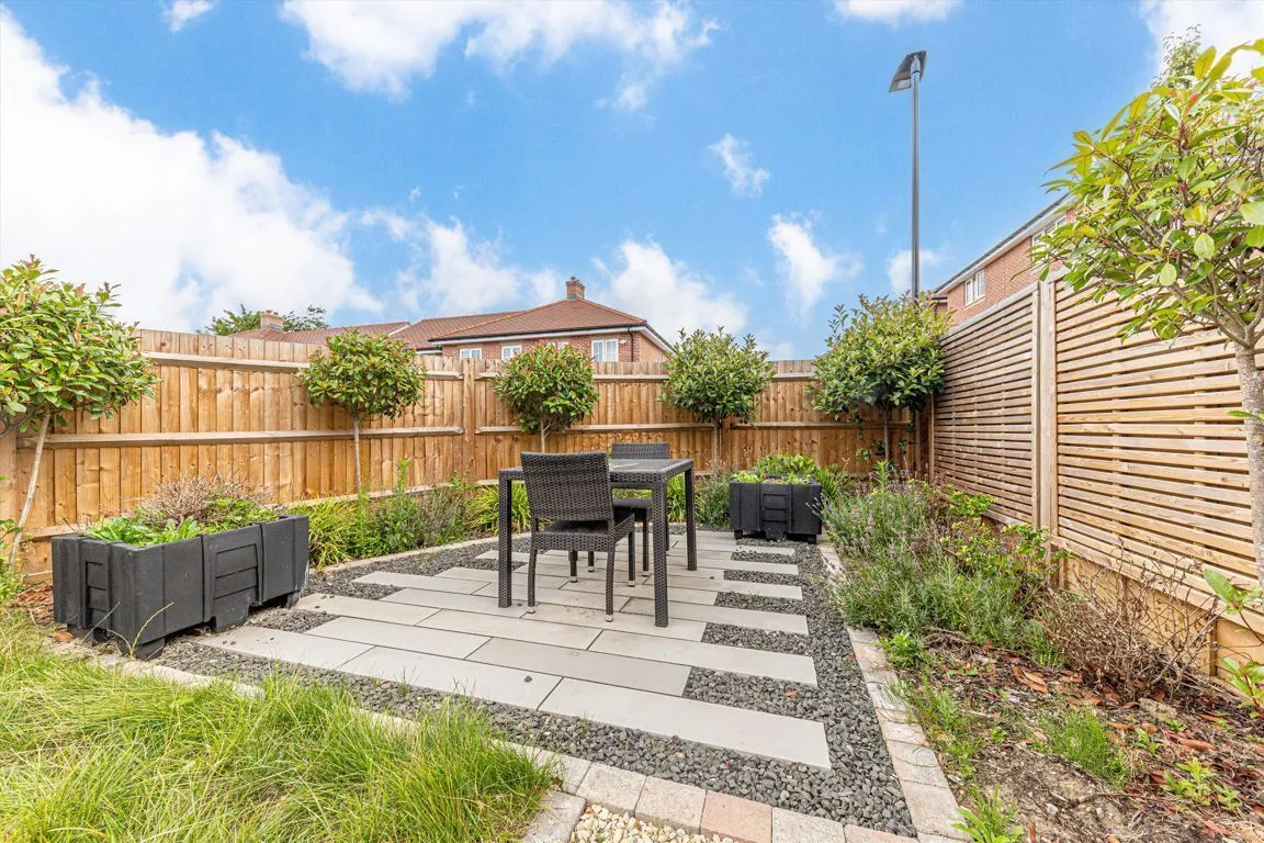 Bell Farm Way, Walton-On-Thames, KT12, photo 7