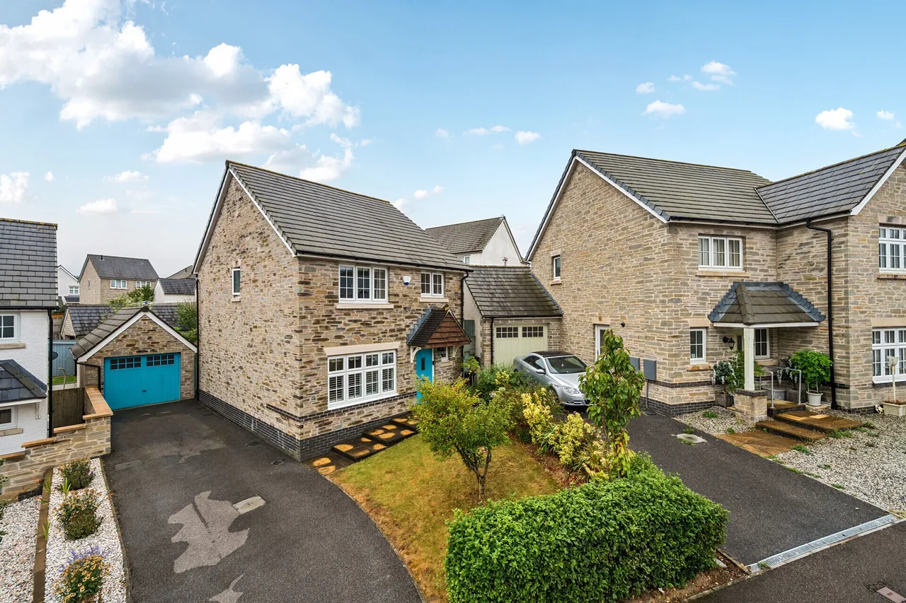 4 bed property for sale, Kevill Road, Pool, TR15