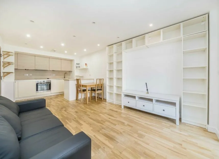 Shearwater Drive, West Hendon, NW9, photo 2