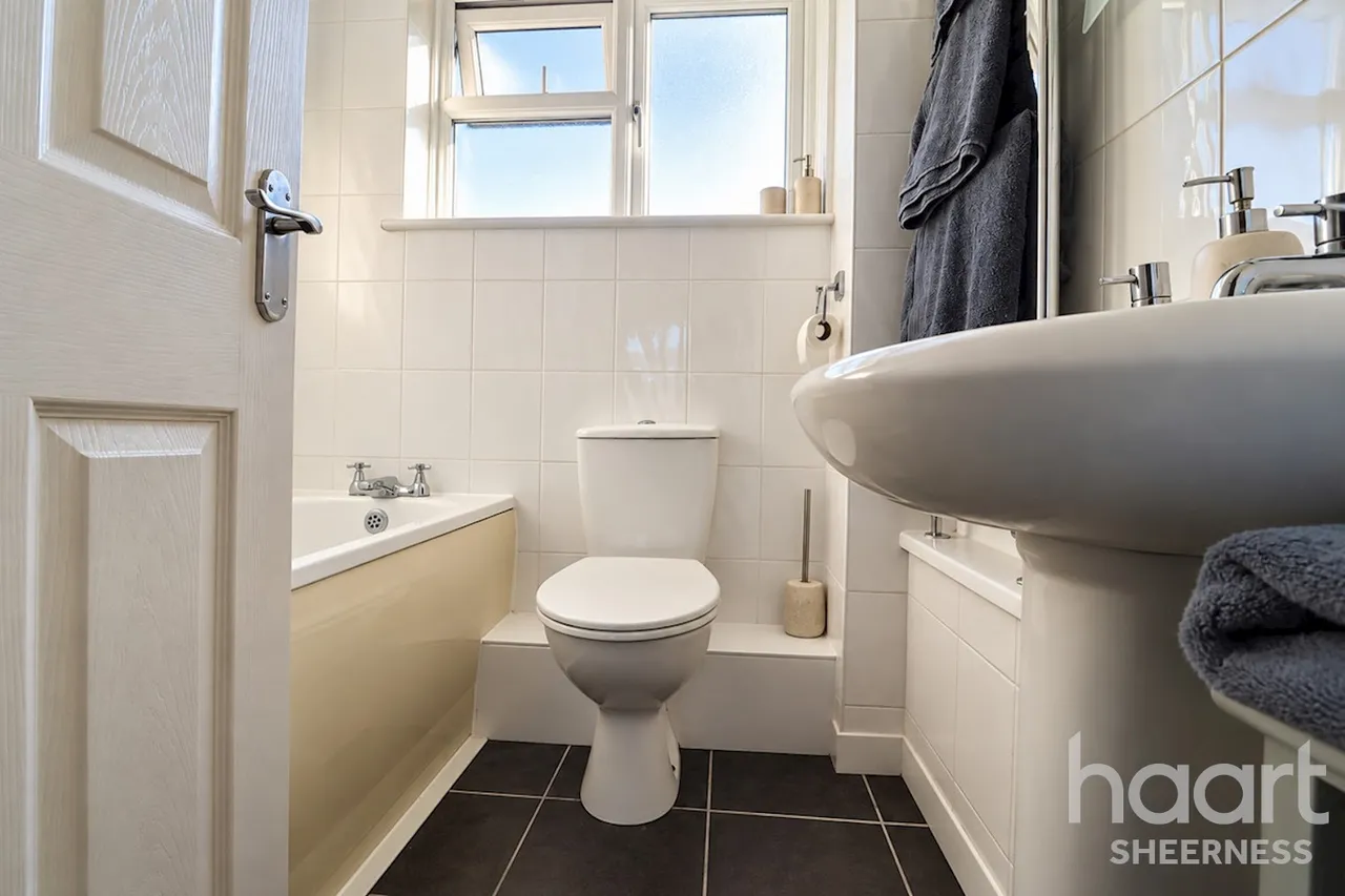 Queenborough Road, Halfway, ME12, photo 9