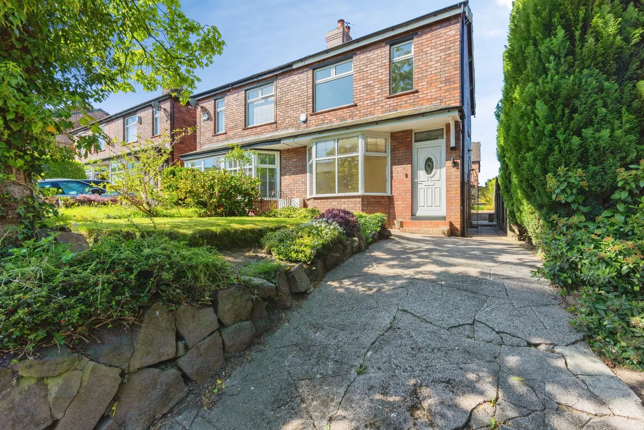 3 bed house for sale — Stockport Road, Gee Cross