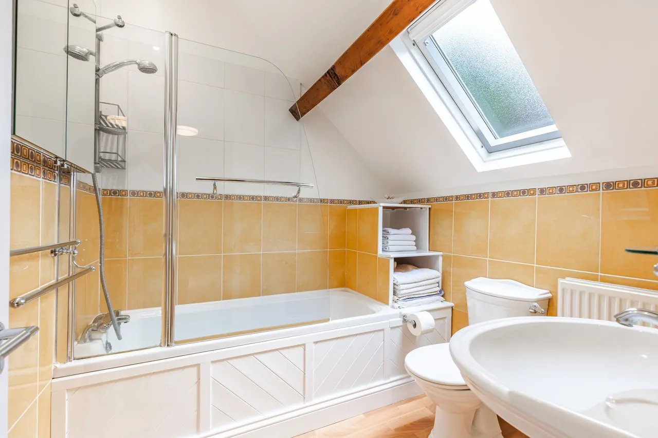 Four Bedroom Beautifully Renovated Hi, photo 14