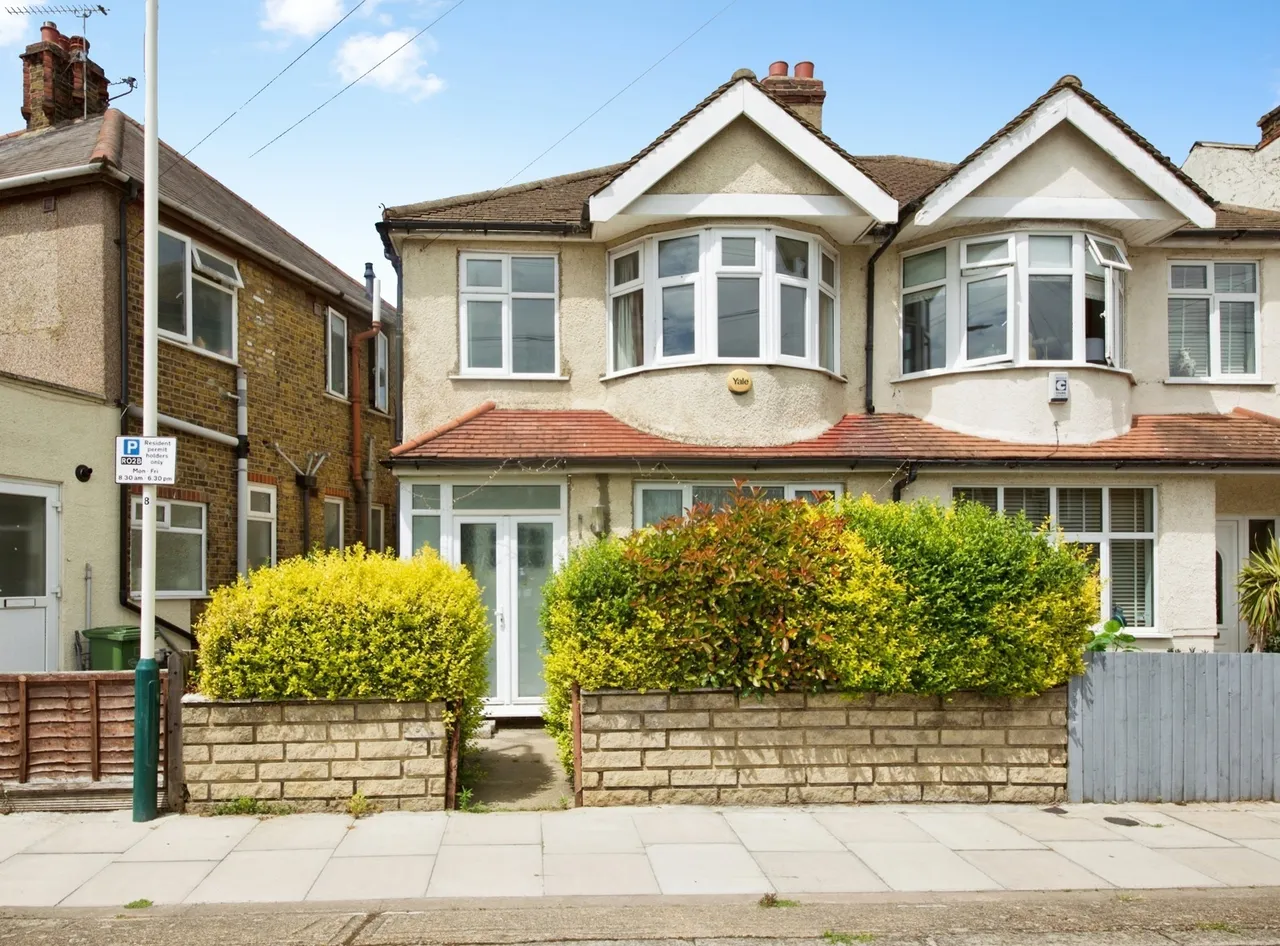 3 bed house for sale — Palm Road, Romford, RM7