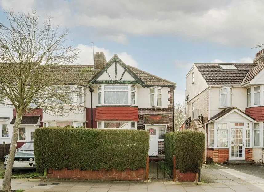 3 bed house for sale — Coniston Avenue, Ealing, UB6