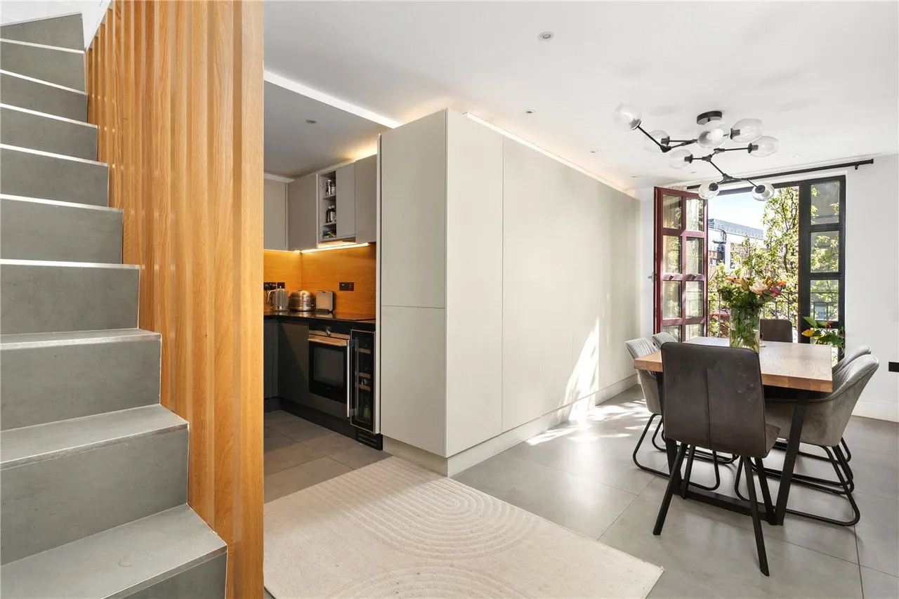 2 bed flat for sale, Quaker Street, London, E1