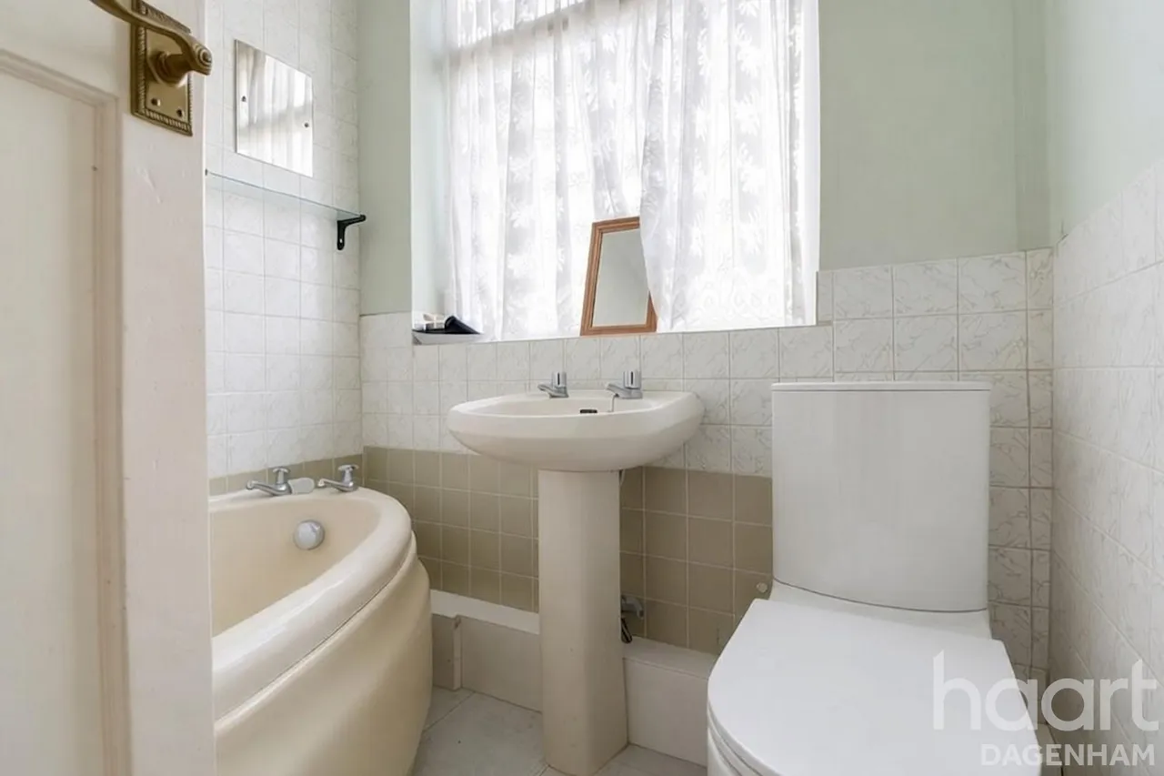 Western Avenue, Dagenham, RM10, photo 18