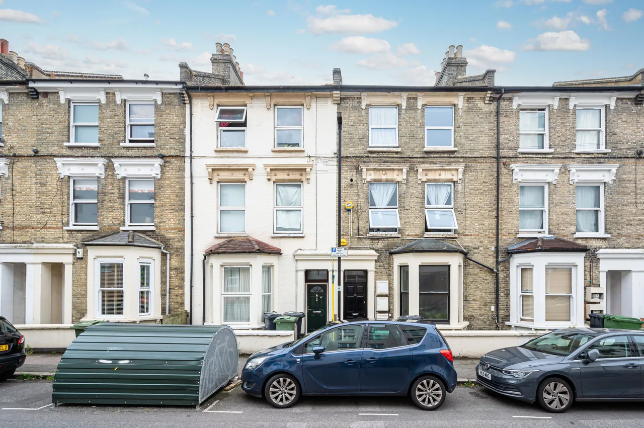 3 bed flat to rent — Top Floor, 14 Morrish Road, London